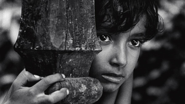 La electricidad y el tren todavía lejos: Pather Panchali (1955)