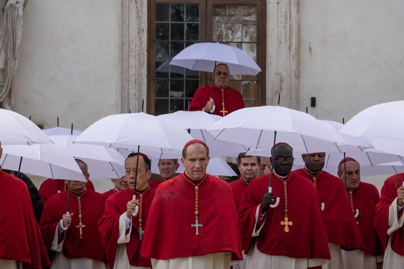 Cónclave: la Iglesia católica en su rancia puesta en escena